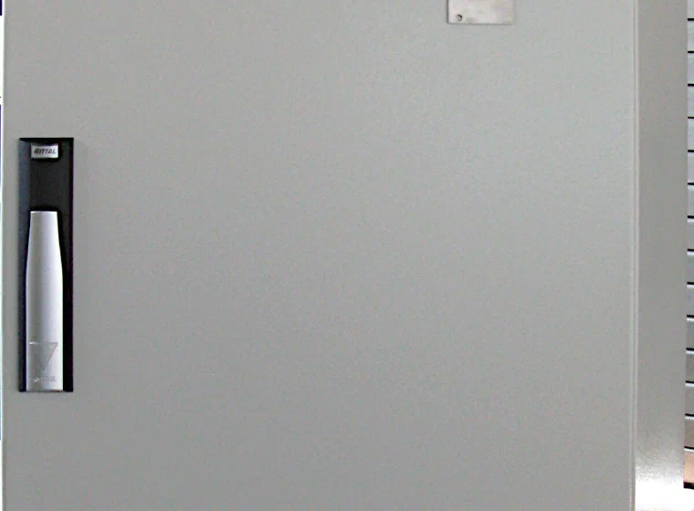 Schmieranlage mit 19 Mikrodosierpumpen, Schaltschrank geschlossen
