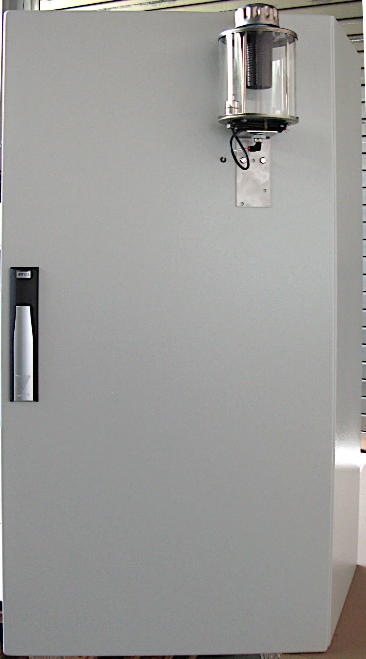 Schmieranlage mit 19 Mikrodosierpumpen, Schaltschrank geschlossen